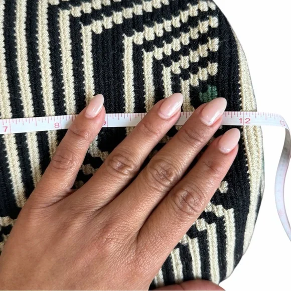 Emerald and Black Wayuu mochila bag geometric pattern green strap and tassels - Picture 6 of 8